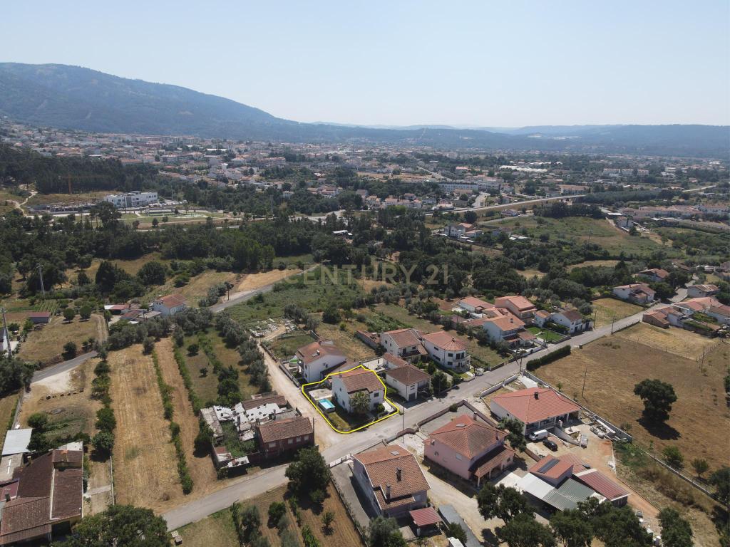 Espetacular Moradia T4 na Lousã com 243m² e 3 Casas de Banho - Image 45