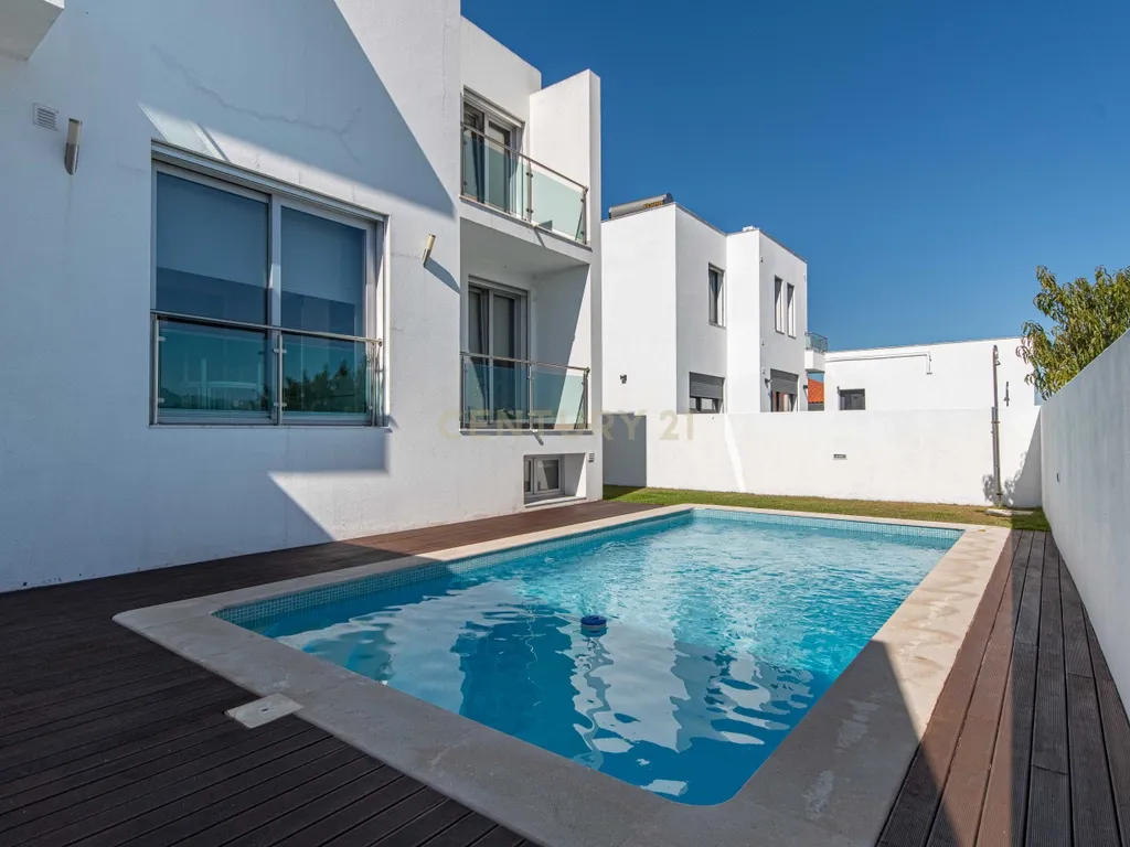 Moradia Isolada de Arquitetura Moderna com Piscina, Jardim e Garagem (Morelena /Pêro Pinheiro) - Image 2