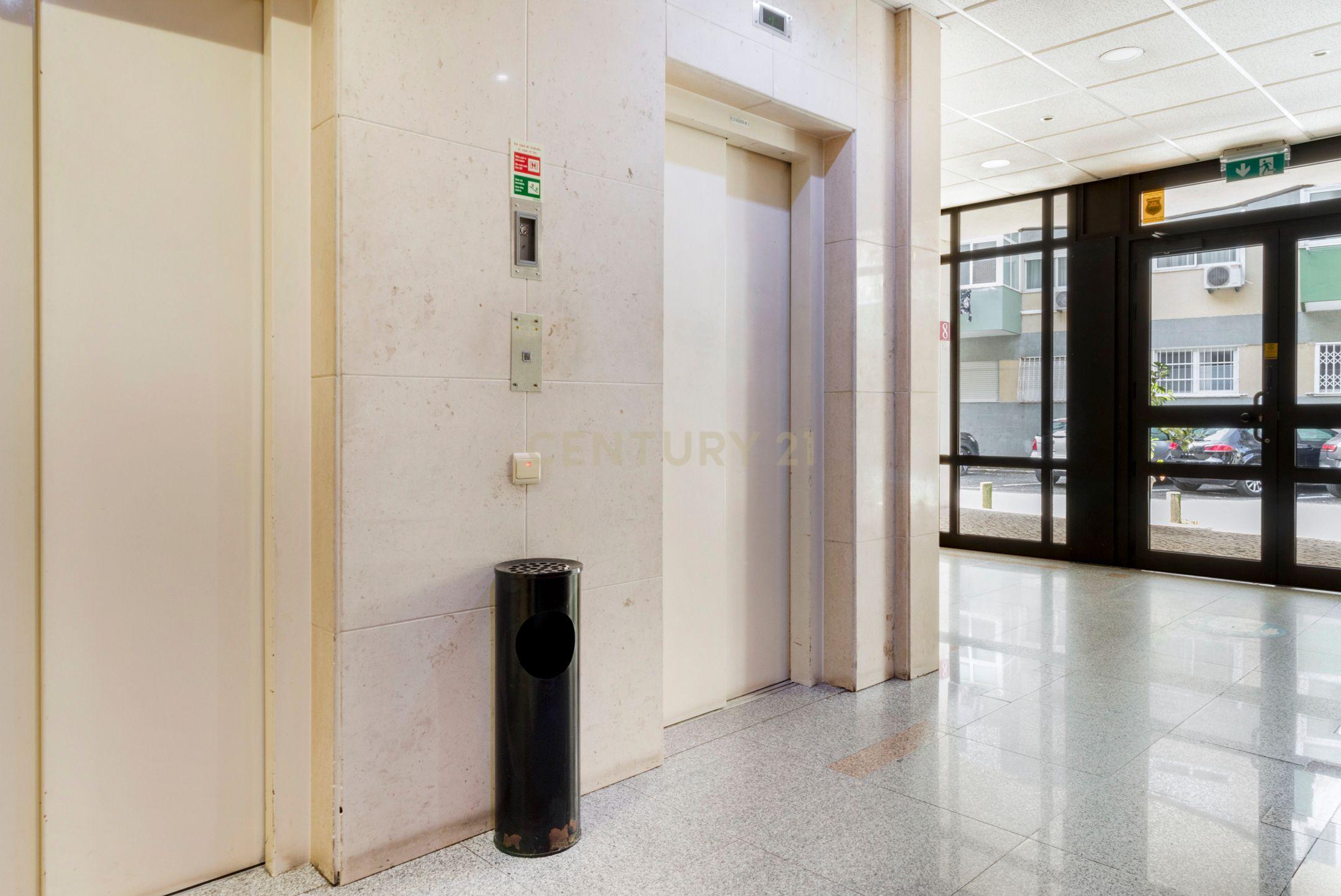 Escritório moderno com 5 Salas e 2 lugares de Parqueamento, junto ao Metro. Para Arrendar! - Image 24