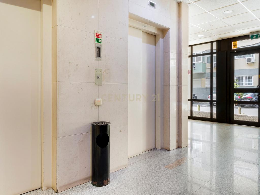 Escritório moderno com 5 Salas e 2 lugares de Parqueamento, junto ao Metro. Para Arrendar! - Image 24