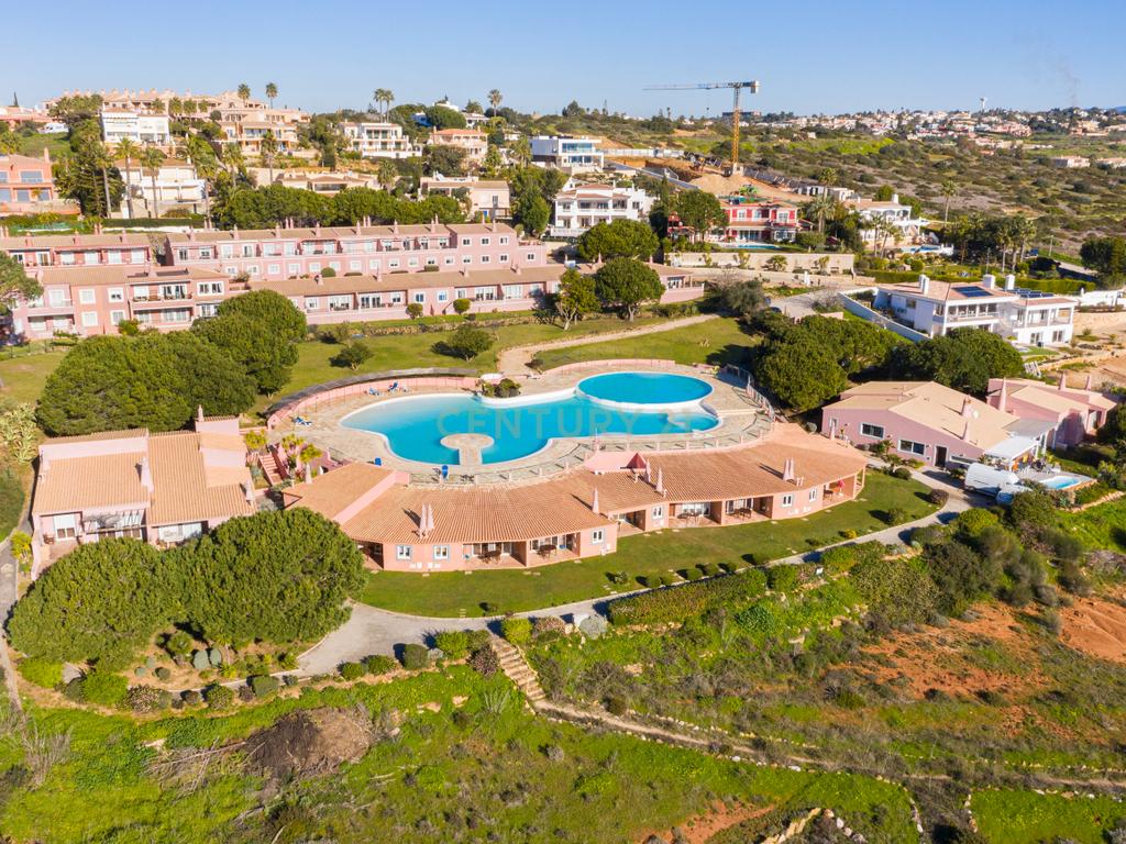 Moradia geminada T2 com terraço e jardim - Image 19