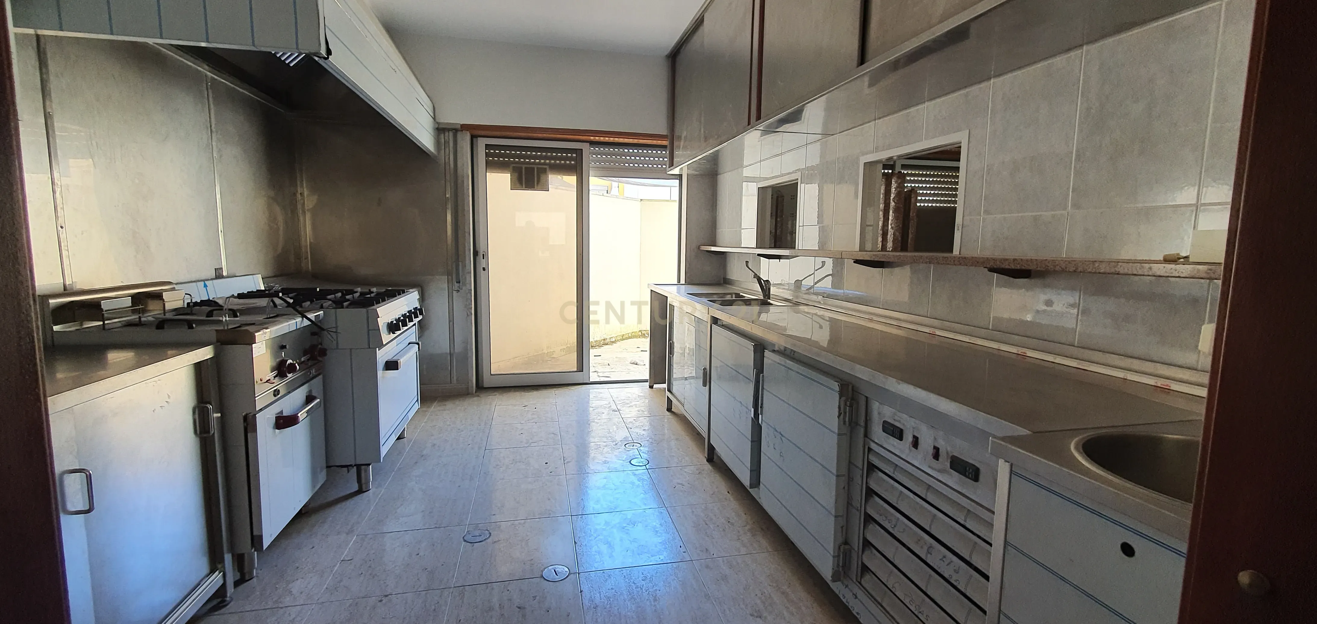 Restaurante/ Loja totalmente equipado - Imóvel e equipamento - NOVO - Image 3