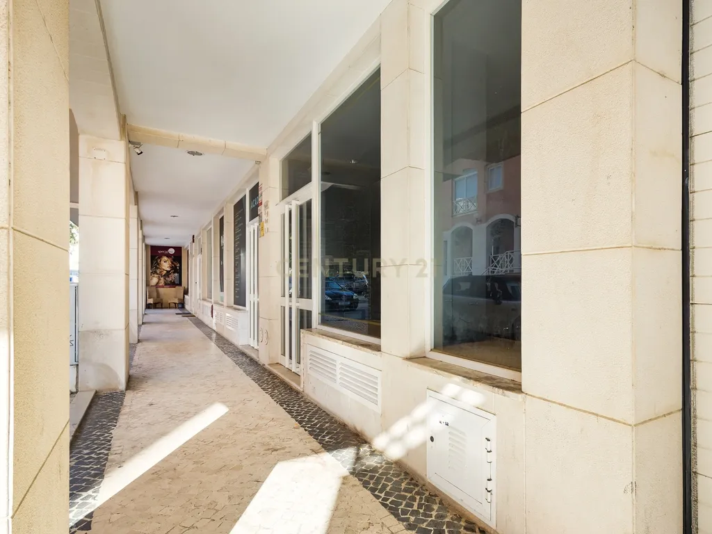 Loja Comercial no Coração de Vilamoura – Oportunidade Imperdível! - Image 3
