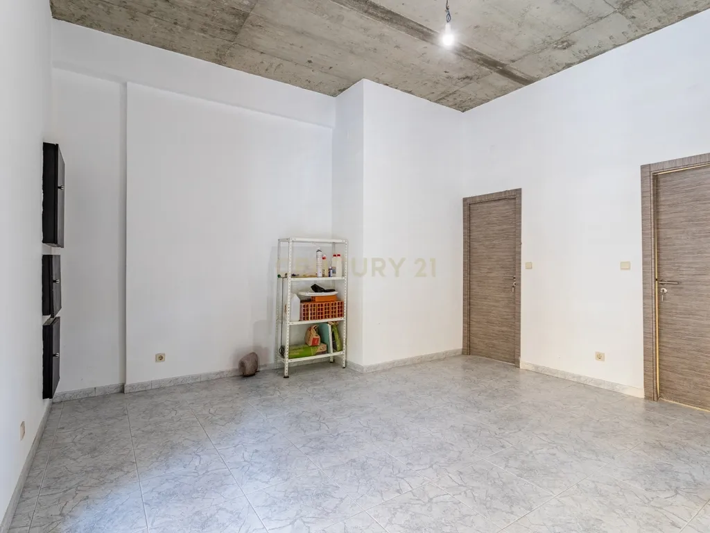 Loja/Espaço Comercial com Saída de Fumo Totalmente Remodelado em Apelação Loures - Image 6