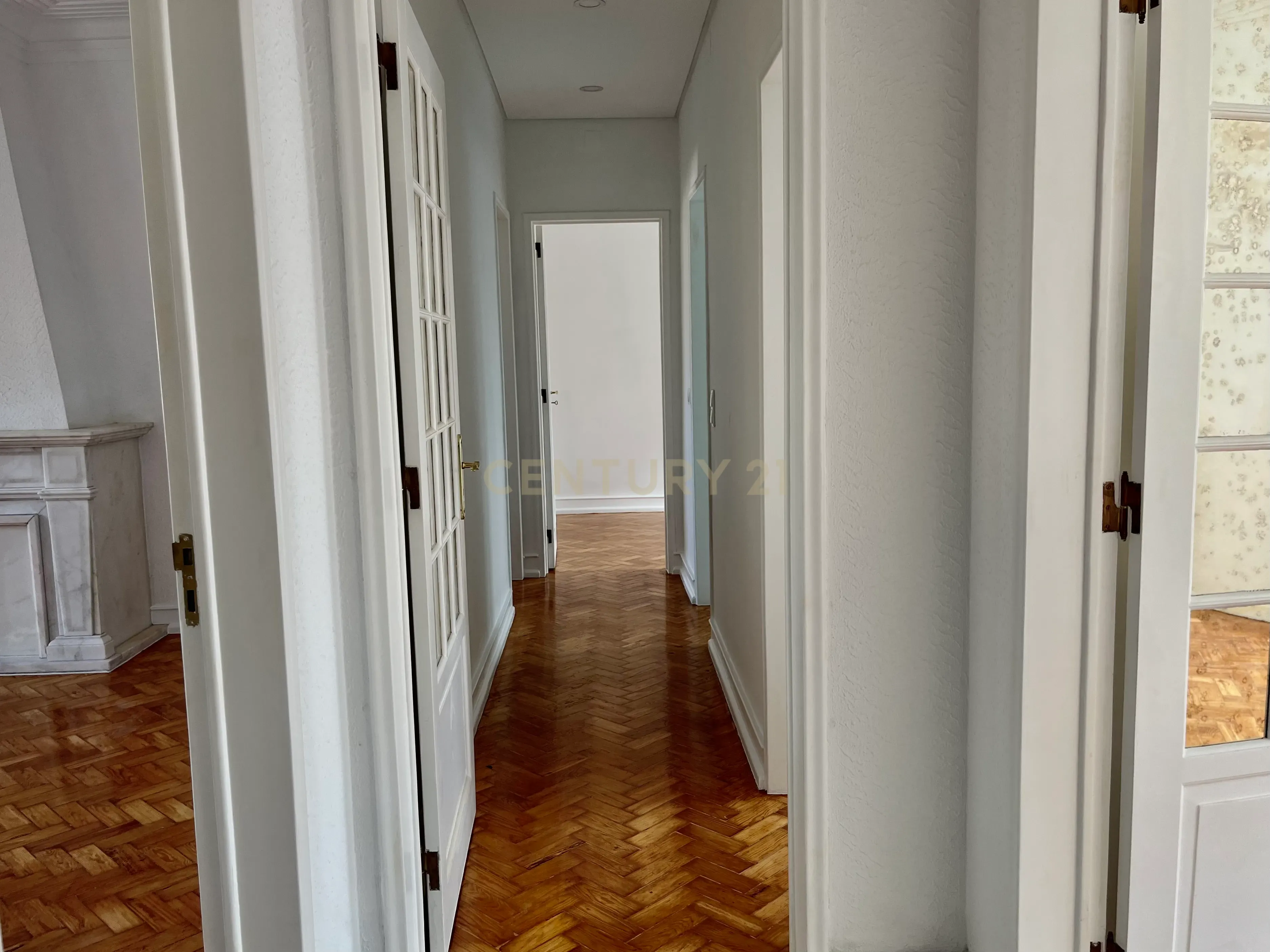 🏡 Arrenda-se Apartamento T4 em Alvalade – Remodelado | Com Garagem + 1 Estacionamento 🚗 - Image 15