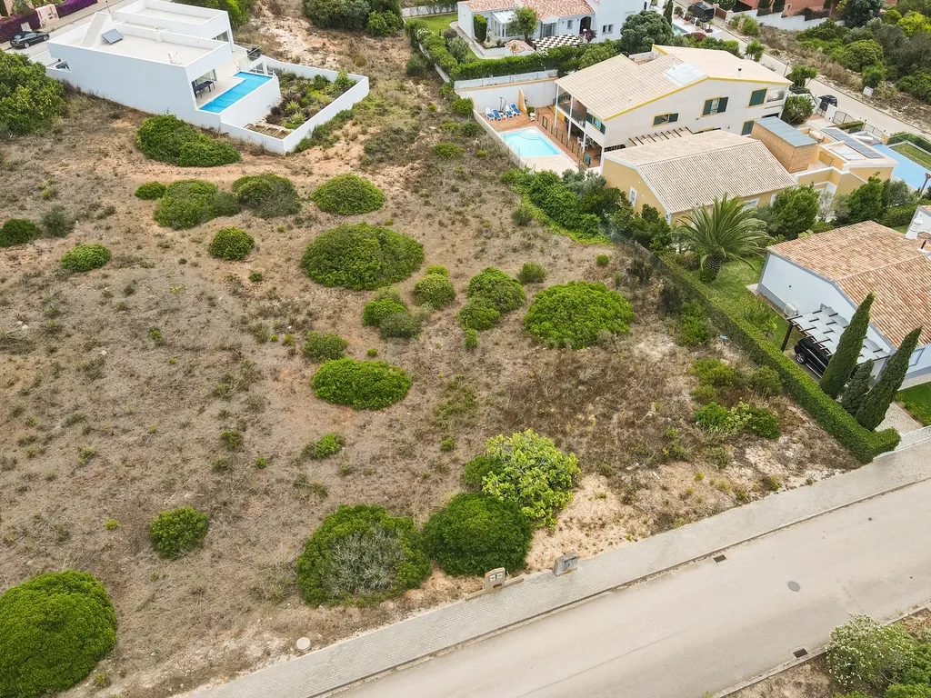 Lote exclusivo para construção de moradia isolada - Image 12