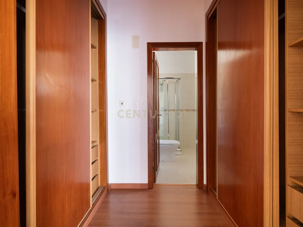 Moradia T4+1 | 368 m² | Garagem para 4 Viaturas | Casal do Bispo, Famões - Image 11