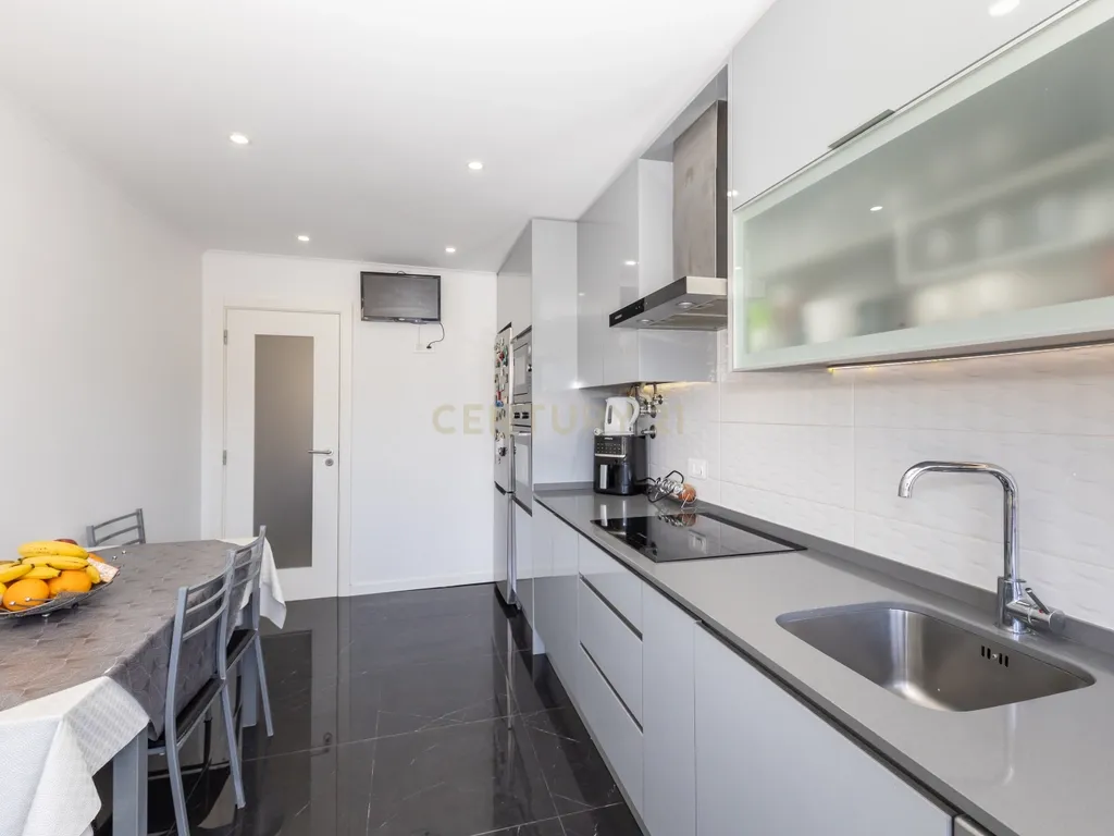 Apartamento T2 no Feijó totalmente remodelado - Image 4