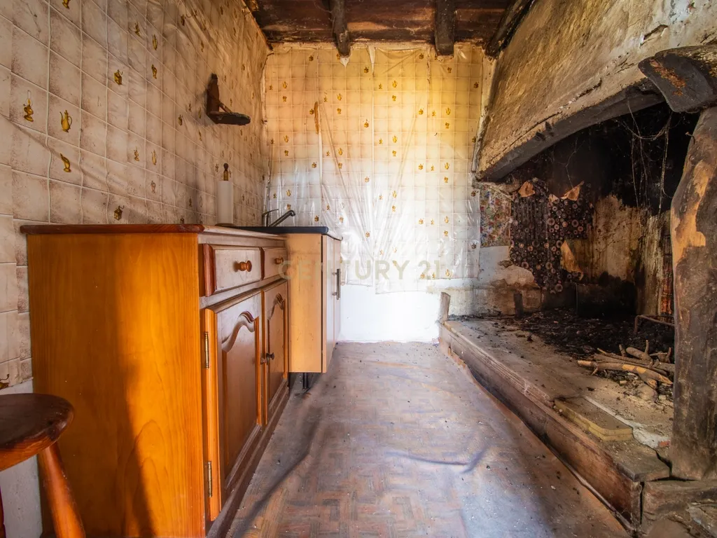 Casa típica portuguesa para remodelação a poucos minutos das praias da Figueira da Foz - Image 6