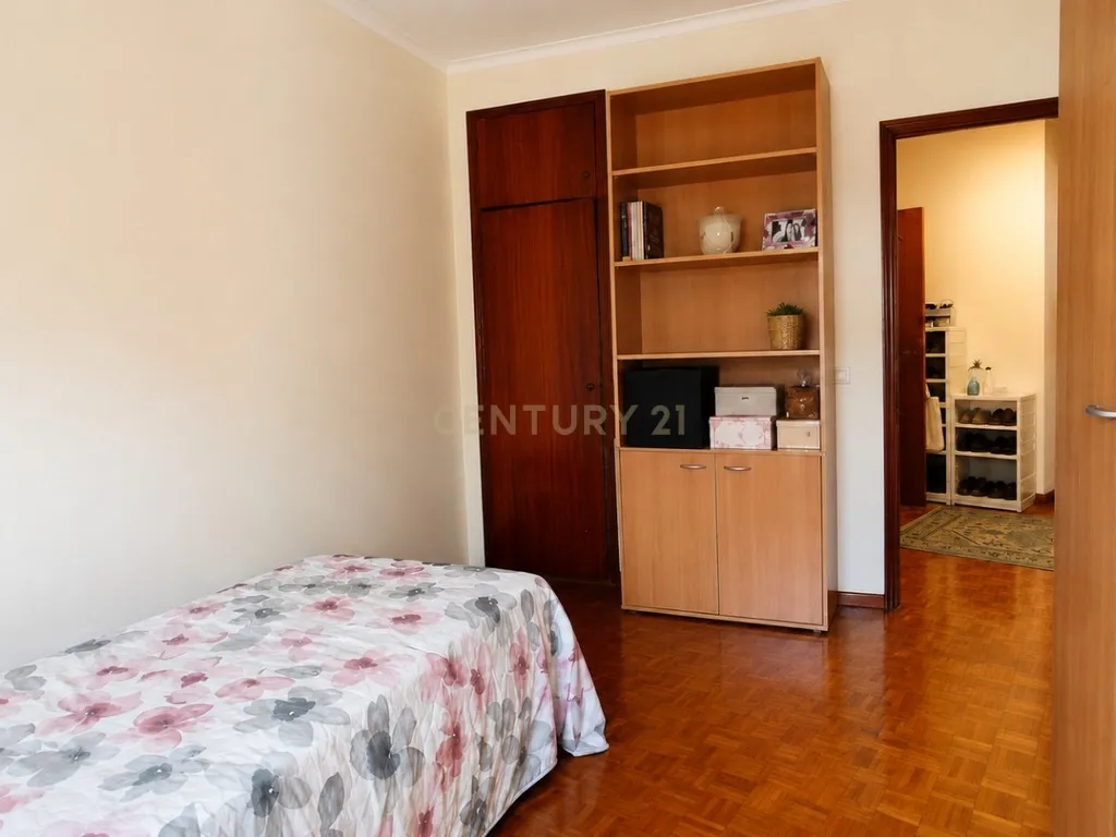 Apartamento T3 em muito bom estado com box, Valbom - Image 13