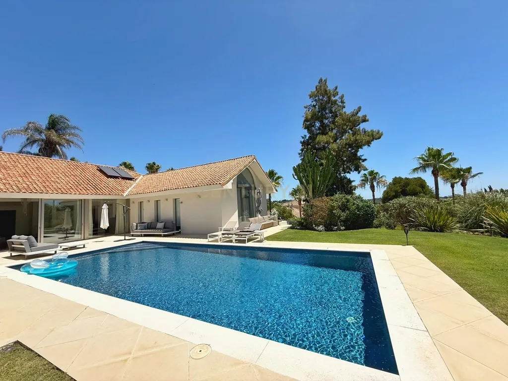 Elegante moradia mediterrânea de cinco quartos com vista para o prestigiado campo de golfe Valderrama, em Sotogrande Alto - Image 40