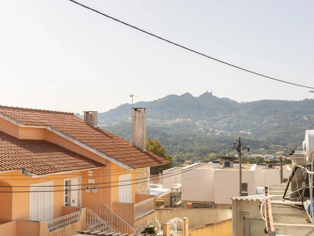 Duas moradias, um terreno com 650 m² e uma vista privilegiada para a Serra de Sintra - Image 26
