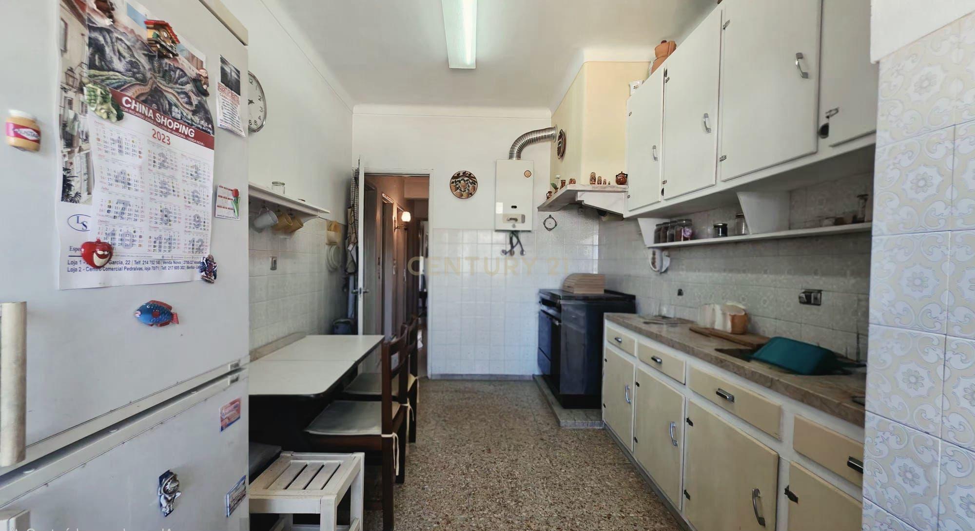 Fotografia 12 de Apartamento T2 com 90 m² e varanda, a 1 minuto das Portas de Benfica — Excelente potencial