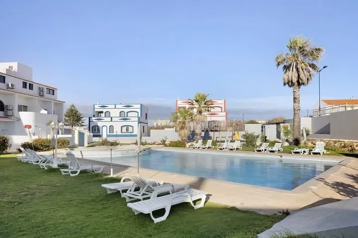 Apartamento T2 em Condomínio Fechado 2º Andar com Elevador com Piscina – Sagres - Image 18