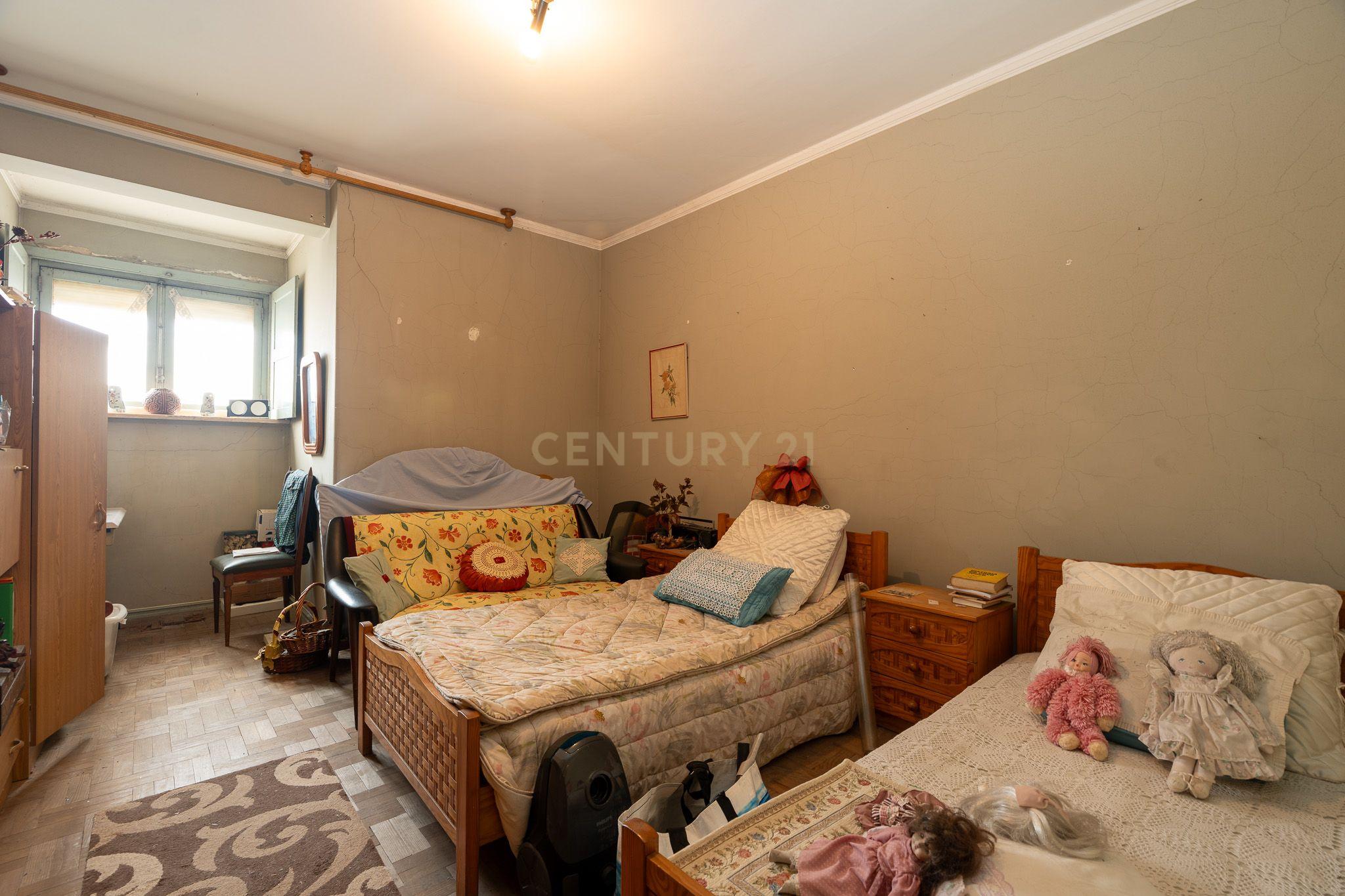 Apartamento de tipologia T3, com cerca de 115 m2, 2 WC, despensa, localizado numa das artérias principais da cidade de Odivelas, mais concretamente na Rua Professor Dr. Augusto Abreu Lopes. - Image 27