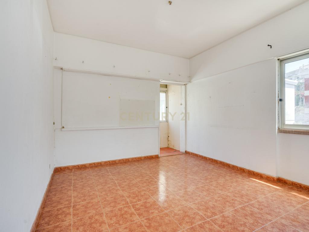 T2 Luminoso na Vila da Apelação – Espaço, Conforto e Potencial - Image 15