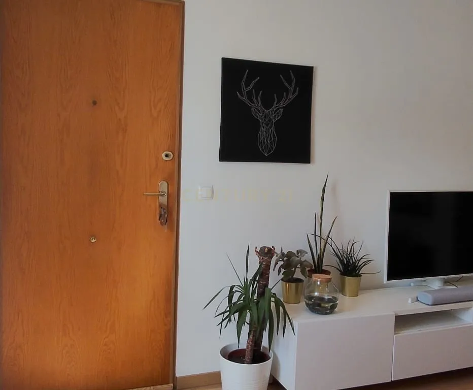 Apartamento T2 com Vista Mar em Cruz Quebrada, Oeiras - Image 3