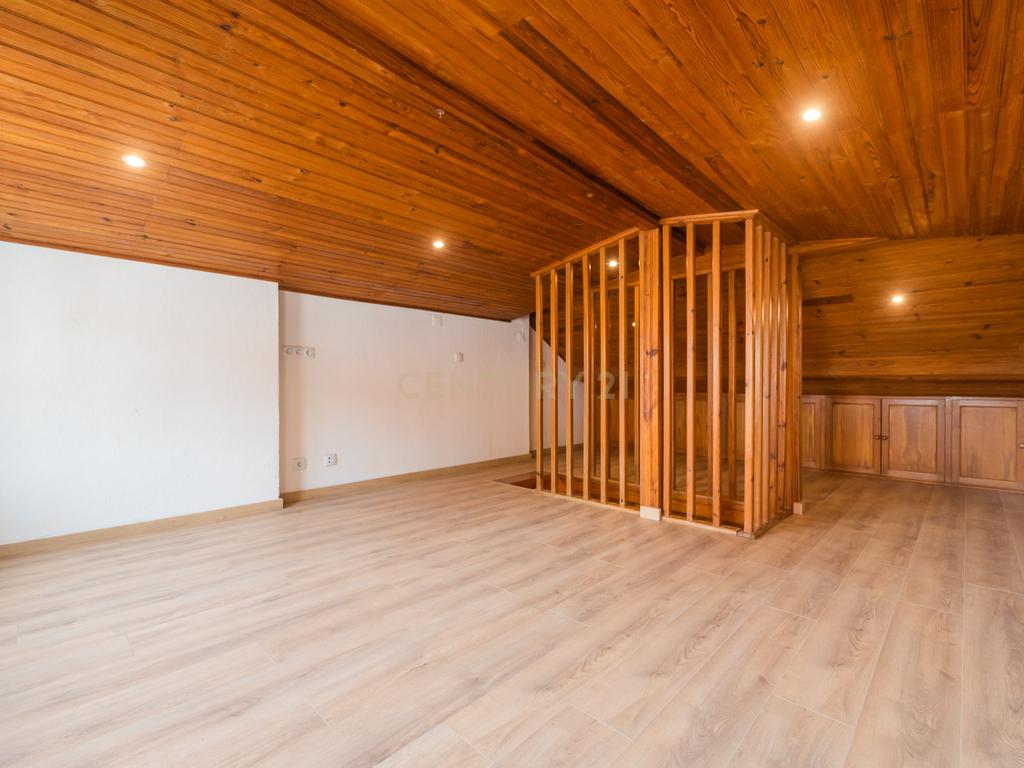 Moradia T3 + 1 Renovada com Jardim e Piscina em Penha de França, Lisboa - Image 56