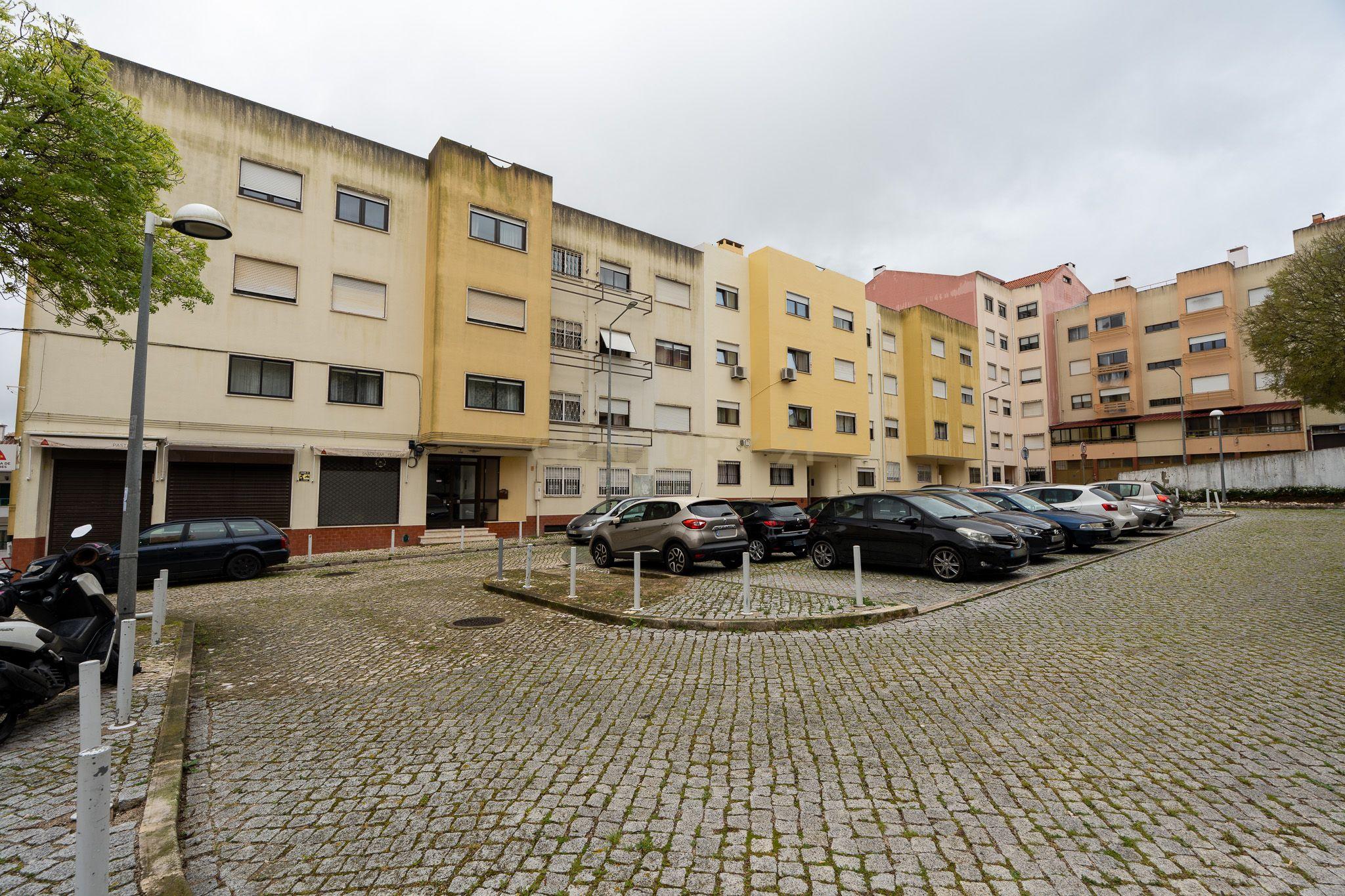 Apartamento T3 com garagem para 2 viaturas Monte Abraão - Image 37