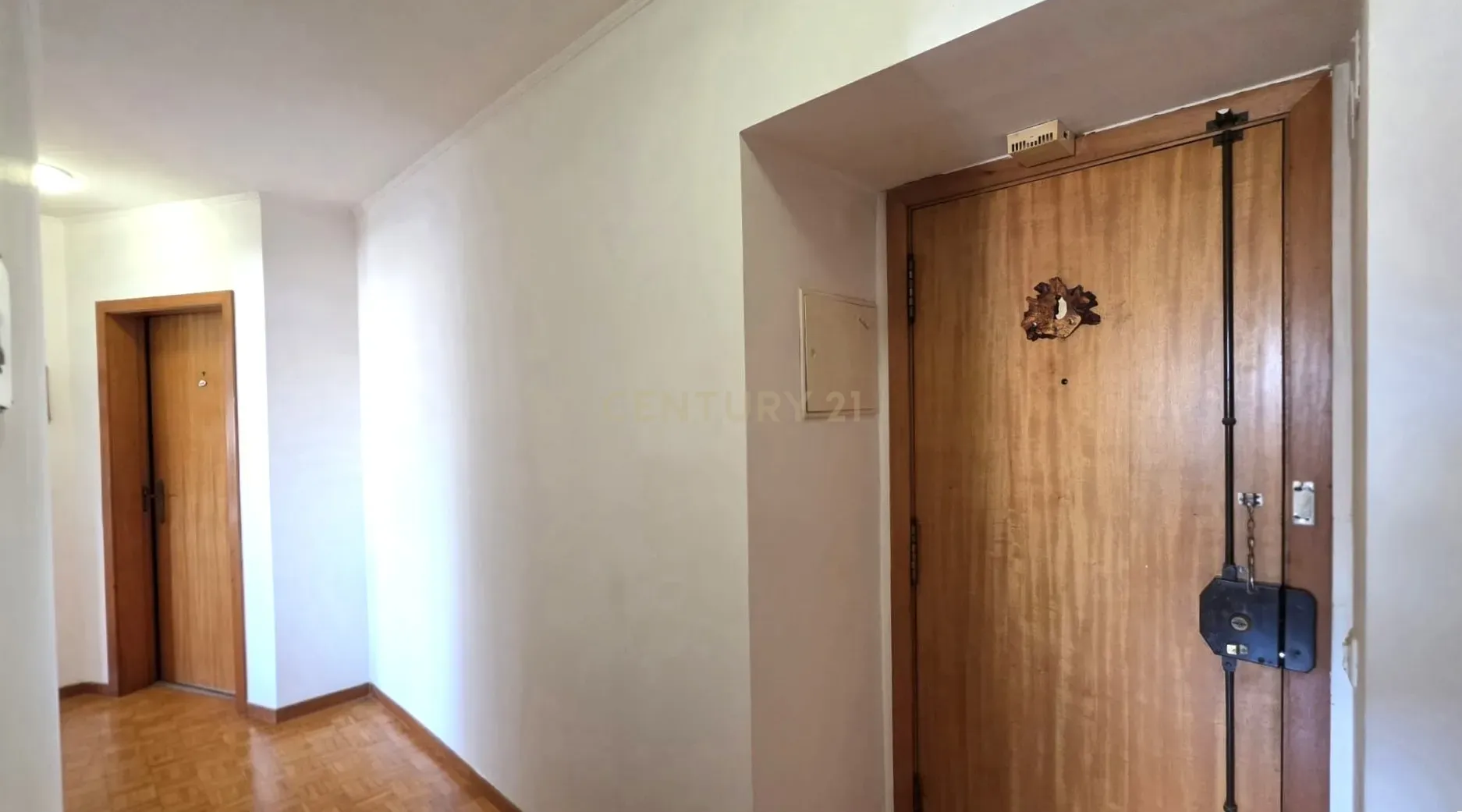 Apartamento T2  no Pragal / Monte Caparica com 2 elevadores e ótimo acesso de entrada  ( mobilidade reduzida ) próximo da fertagus no Pragal e Praias - Vista 2