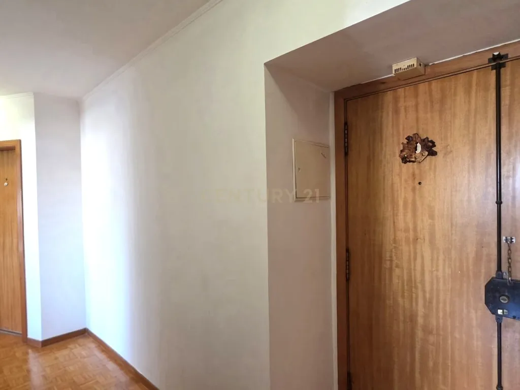 Apartamento T2 no Pragal / Monte Caparica com 2 elevadores e ótimo acesso de entrada ( mobilidade reduzida ) próximo da fertagus no Pragal e Praias - Image 2