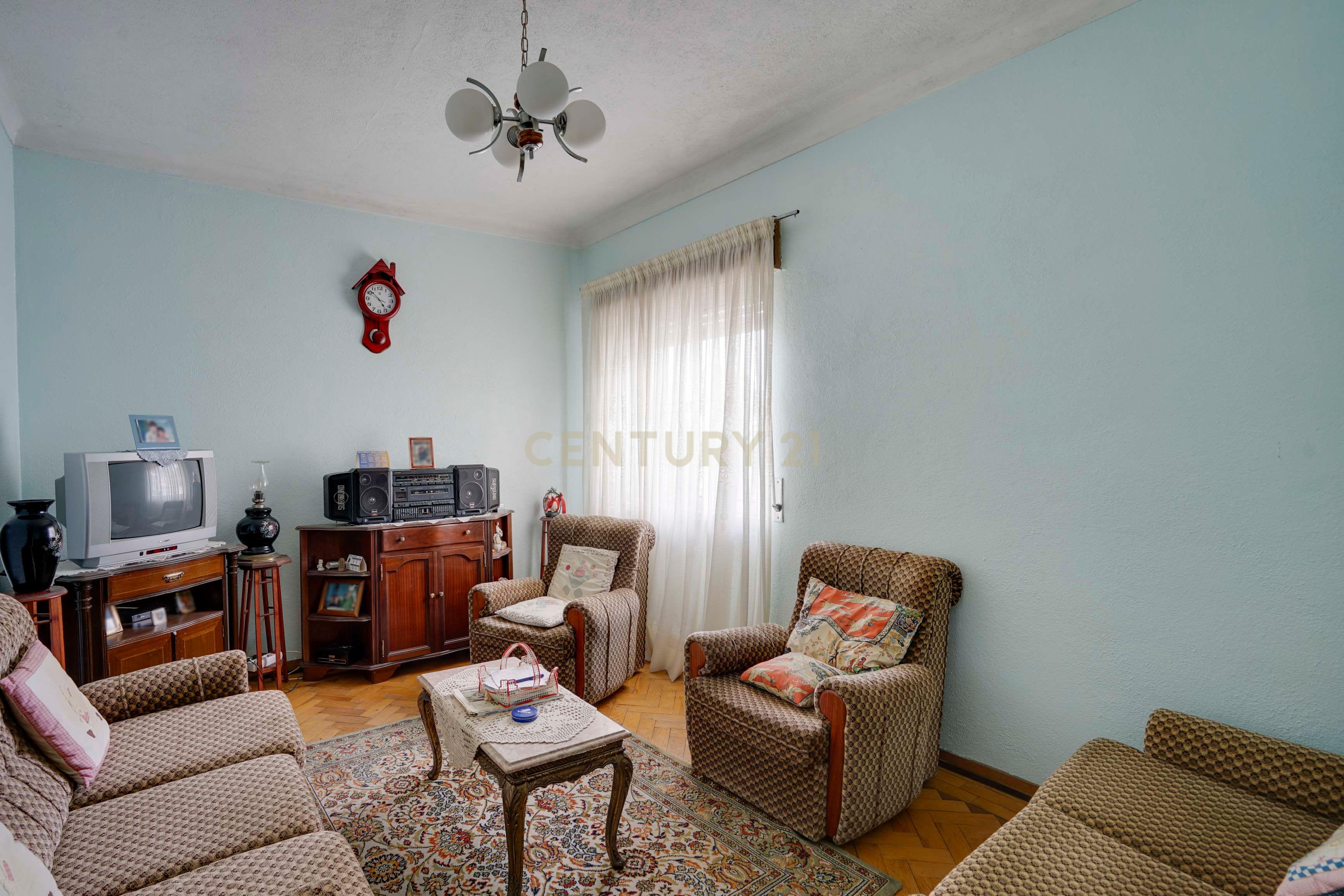 Fotografia 7 de MORADIA T3 COM GARAGEM, LOGRADOURO E ESPAÇO PARA NEGÓCIO