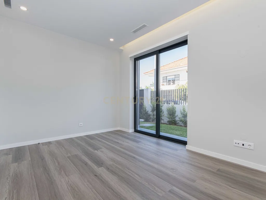 Moradia T4 Premium independente com Piscina (Nova Construção) / Barcarena - Image 24