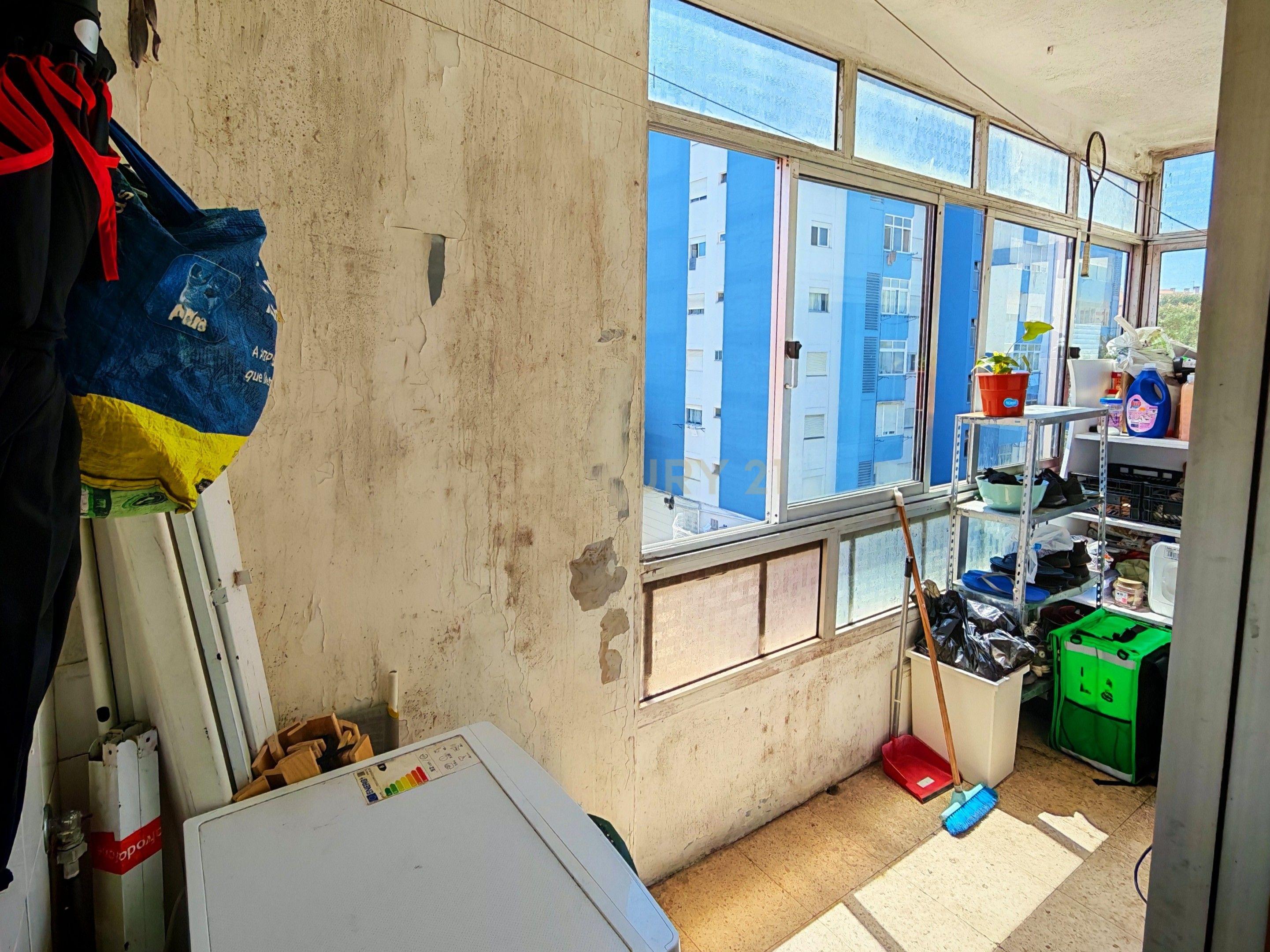 Fotografia 9 de Apartamento T1 para Remodelar Reboleira – prédio com elevadores e localização central