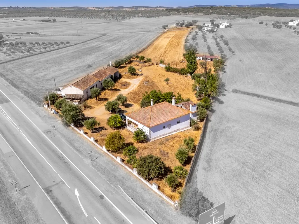 Propriedade, em Prédio Misto, com 17.000m2 localizada a 5Km de Estremoz - Image 7