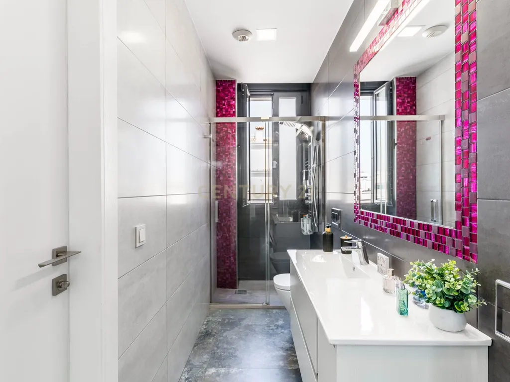 Luxuosa Moradia T4 com Vista Mar e Piscina em Almería - Image 33