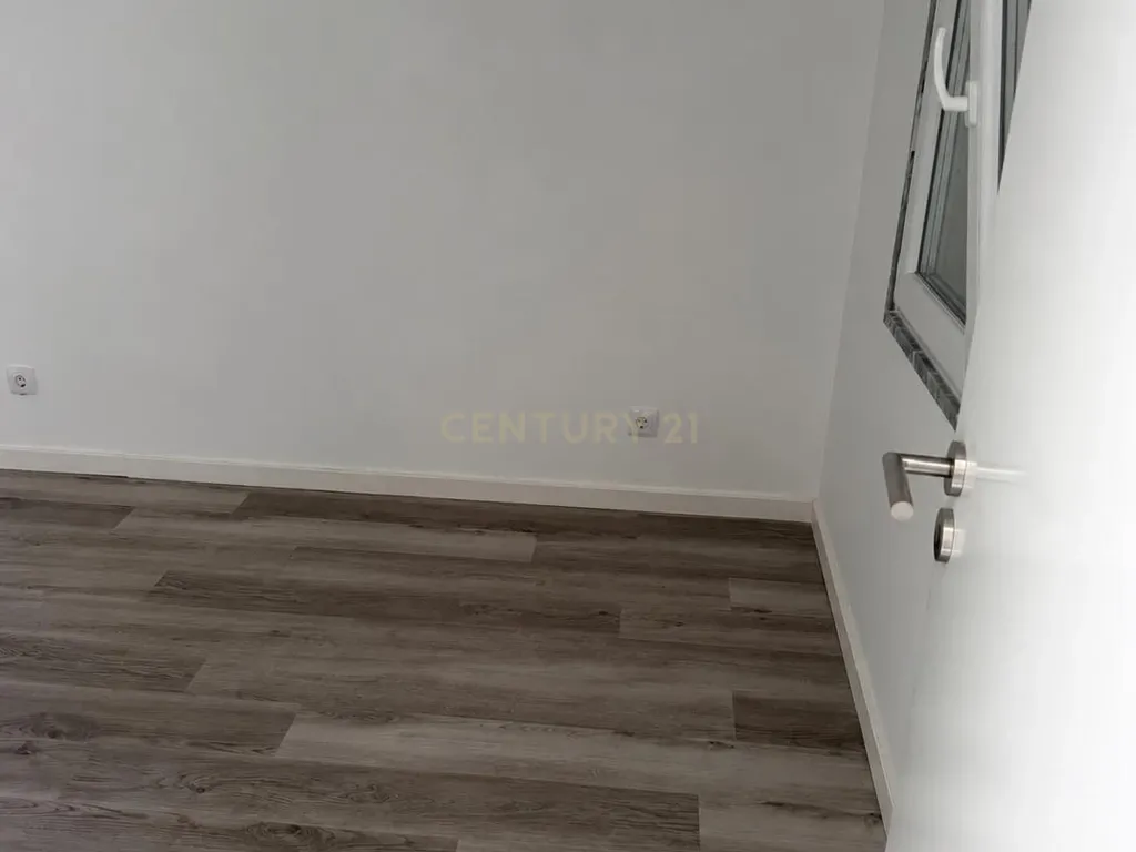 Moradia T2 totalmente remodelada com suíte e churrasqueira no Barreiro - Image 11