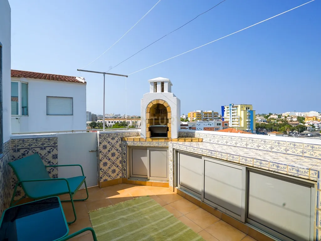 Penthouse T3 com lugar de estacionamento privativo e amplo terraço para arrendamento no coração de Portimão - Image 6