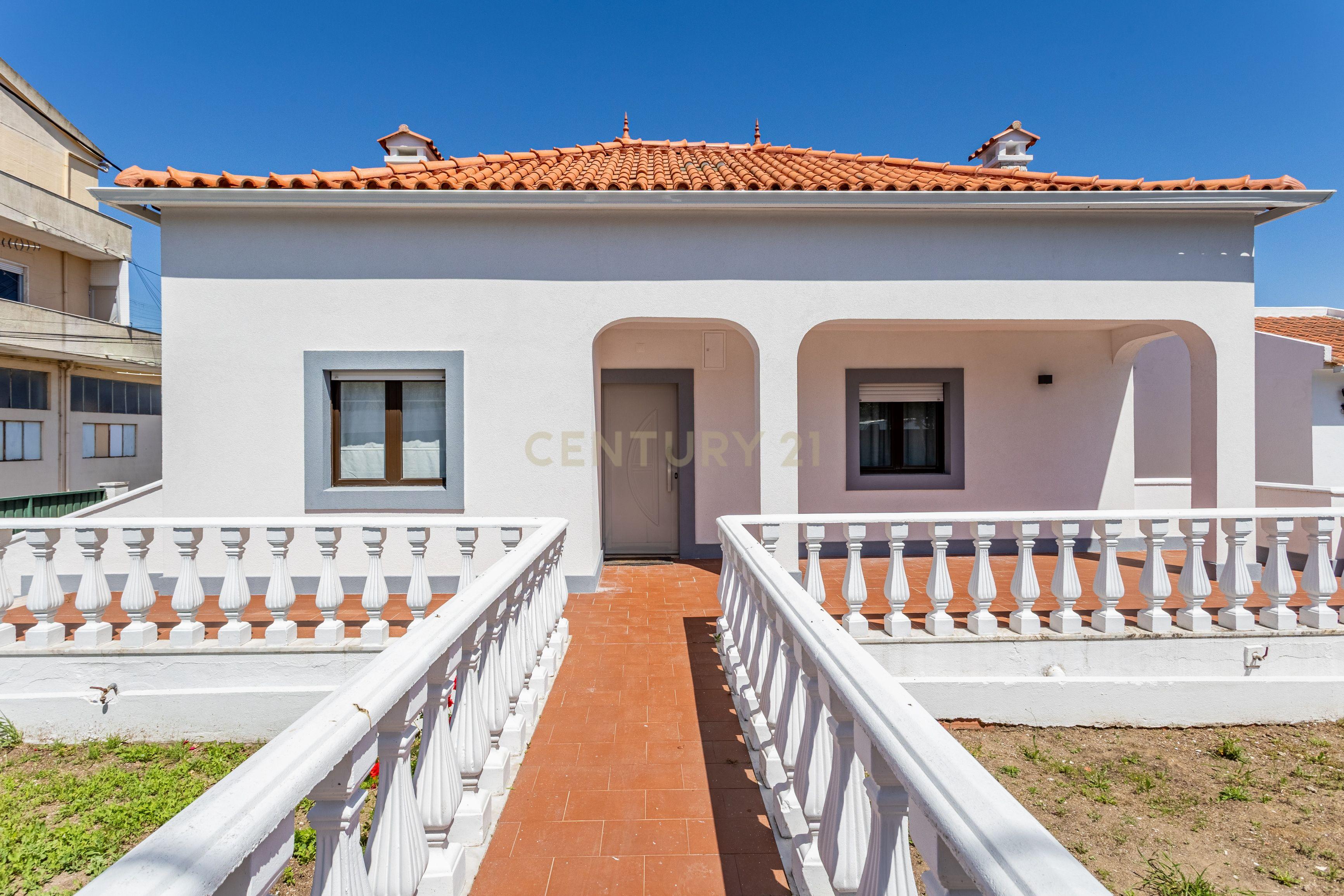 Moradia T5 isolada, inserida num lote de terreno de 750m2 em Casal de Cambra - Image 2