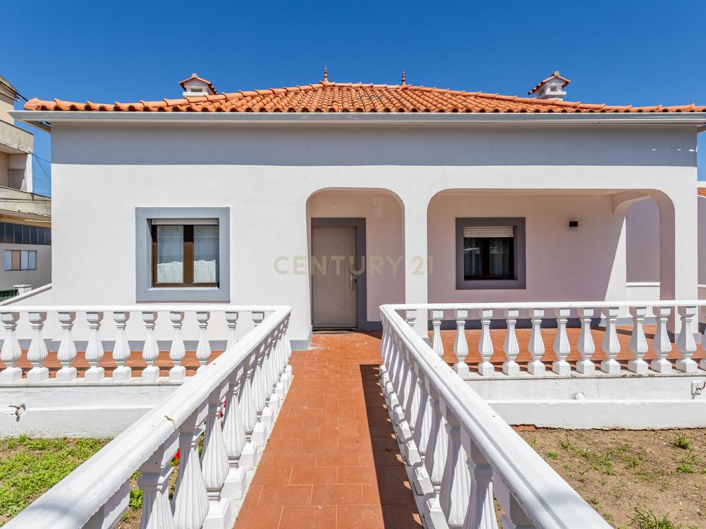 Moradia T5 isolada, inserida num lote de terreno de 750m2 em Casal de Cambra - Image 2