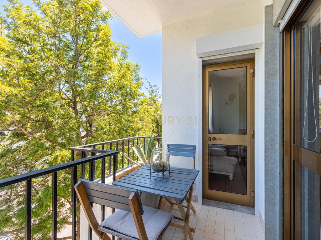 Apartamento T2 Junqueiro - Carcavelos - Cascais com varanda - Image 2