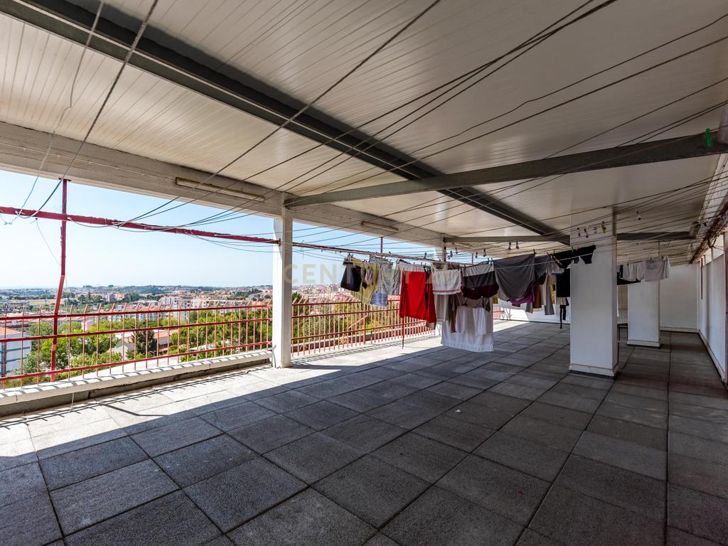 Apartamento T2 com elevador - Renovado - Image 30