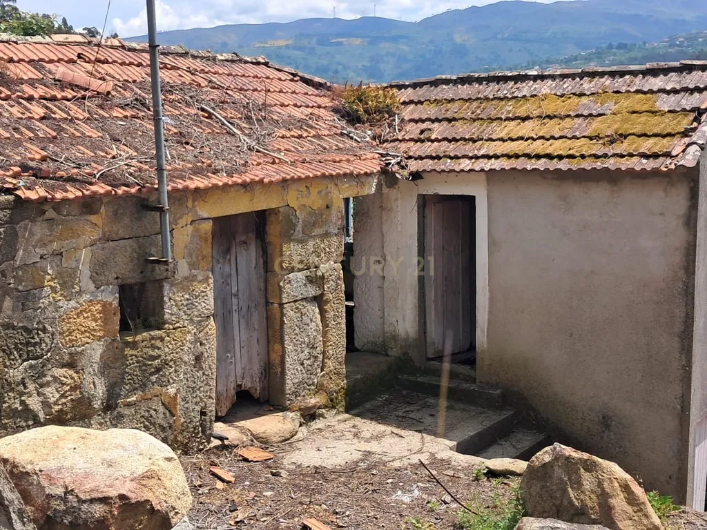 Oportunidade Única: Moradia para reconstrução em Penha Longa, Marco de Canaveses - Image 2