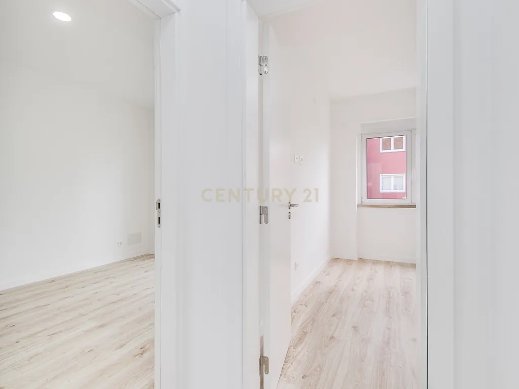 Apartamento T2 Remodelado na Prestigiada Avenida Jaime Cortesão em Setúbal – Próximo da Zona Ribeirinha - Image 5