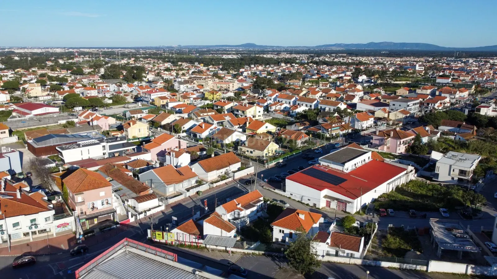 Moradia Térrea em ponta de banda sem licença no centro da Charneca Caparica - Image 21