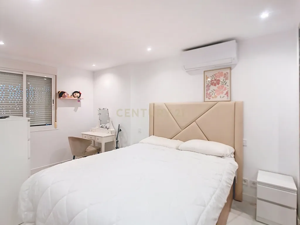 Luxuosa Moradia em Málaga com Terraço e Acessibilidade - Image 7