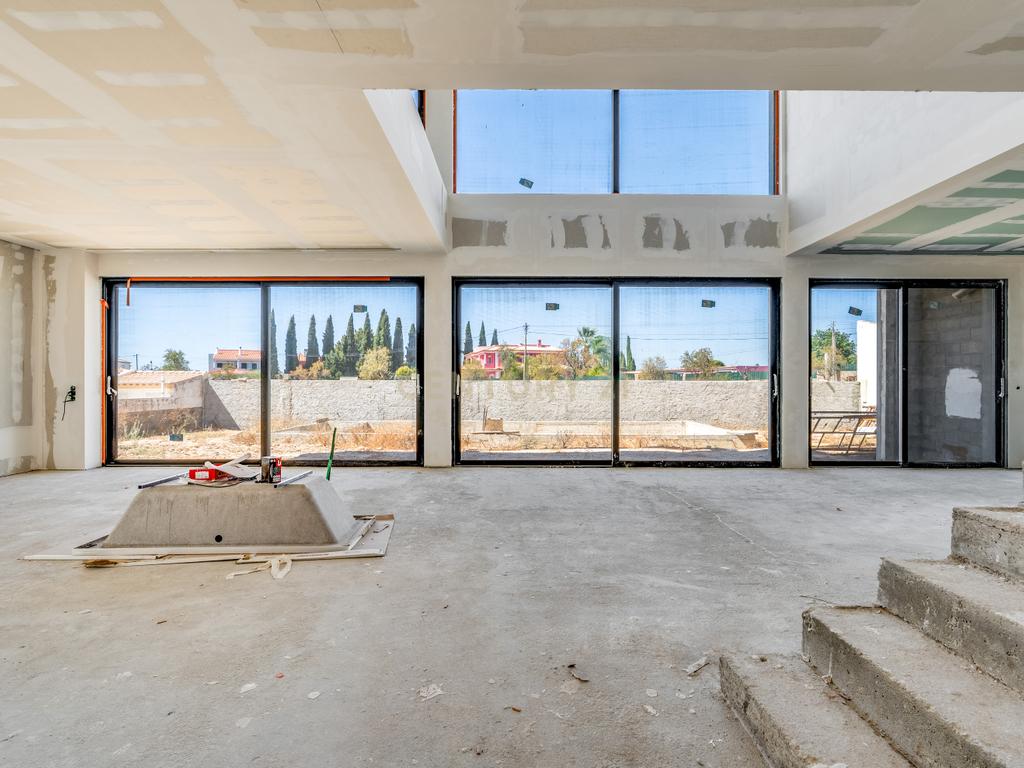 Moradia T5 contemporânea em construção avançada com piscina | Álamos, Guia – Albufeira - Image 7