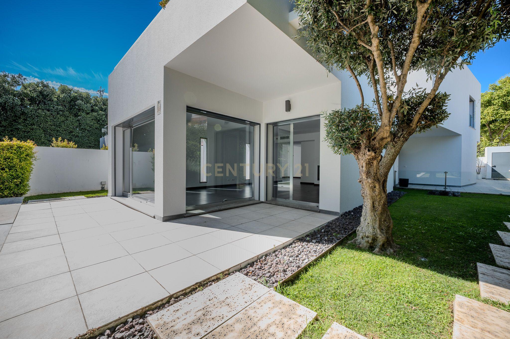 Fotografia 3 de Moradia T5 Contemporânea com Piscina e Jardim Privativo – São Pedro do Estoril