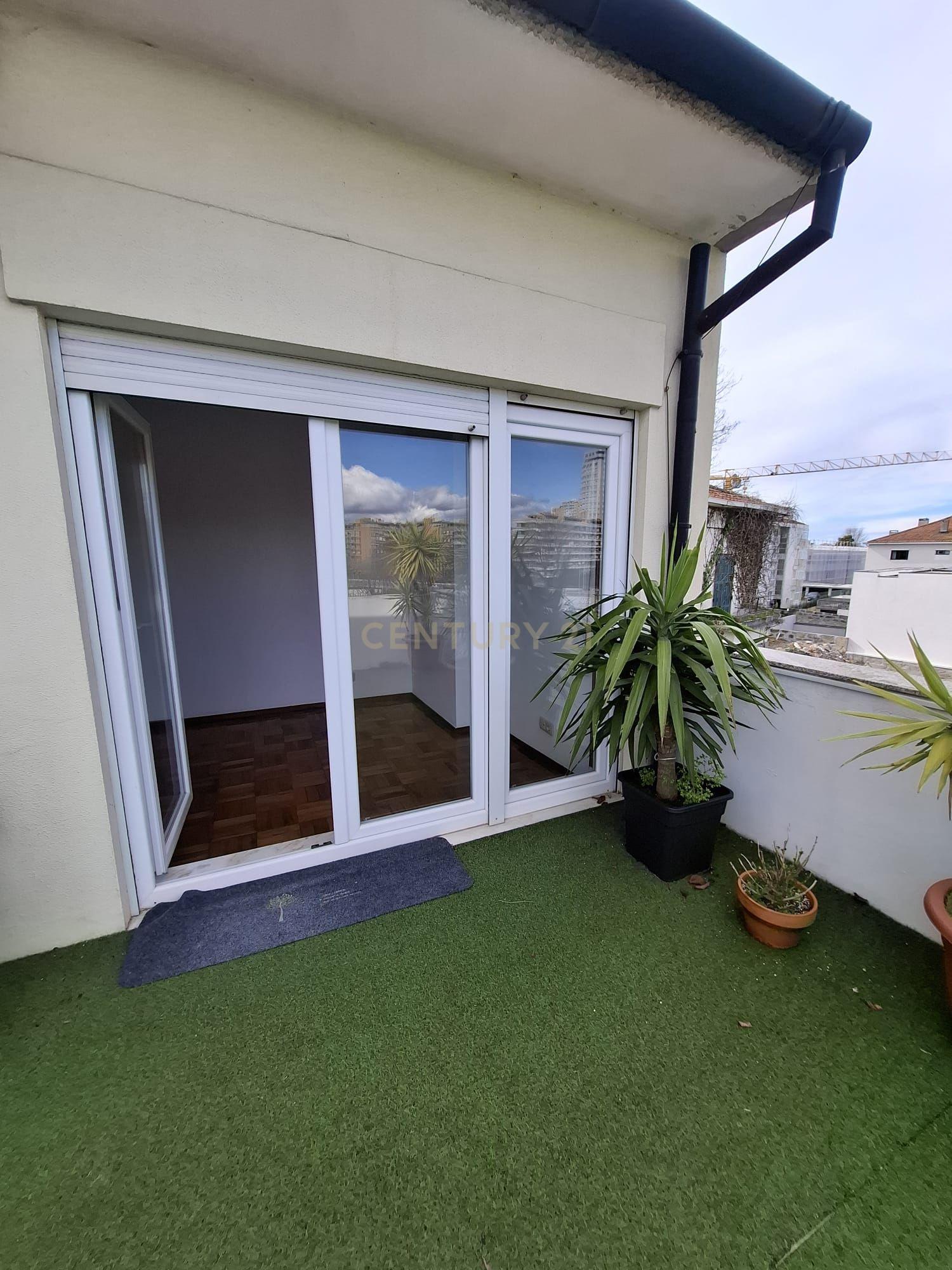 Arrendamento T2 com Terraço e Vistas Panorâmicas em Lordelo do Ouro – Porto - Image 5