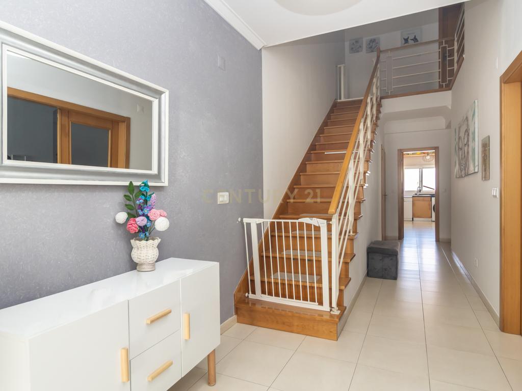 Moradia T3 com Piscina e Excelentes Áreas nos Foros de Amora - Image 7