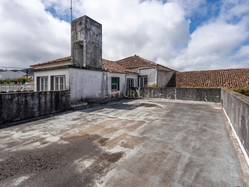 Moradia T4 + espaço comercial em Pico da Pedra - Image 32