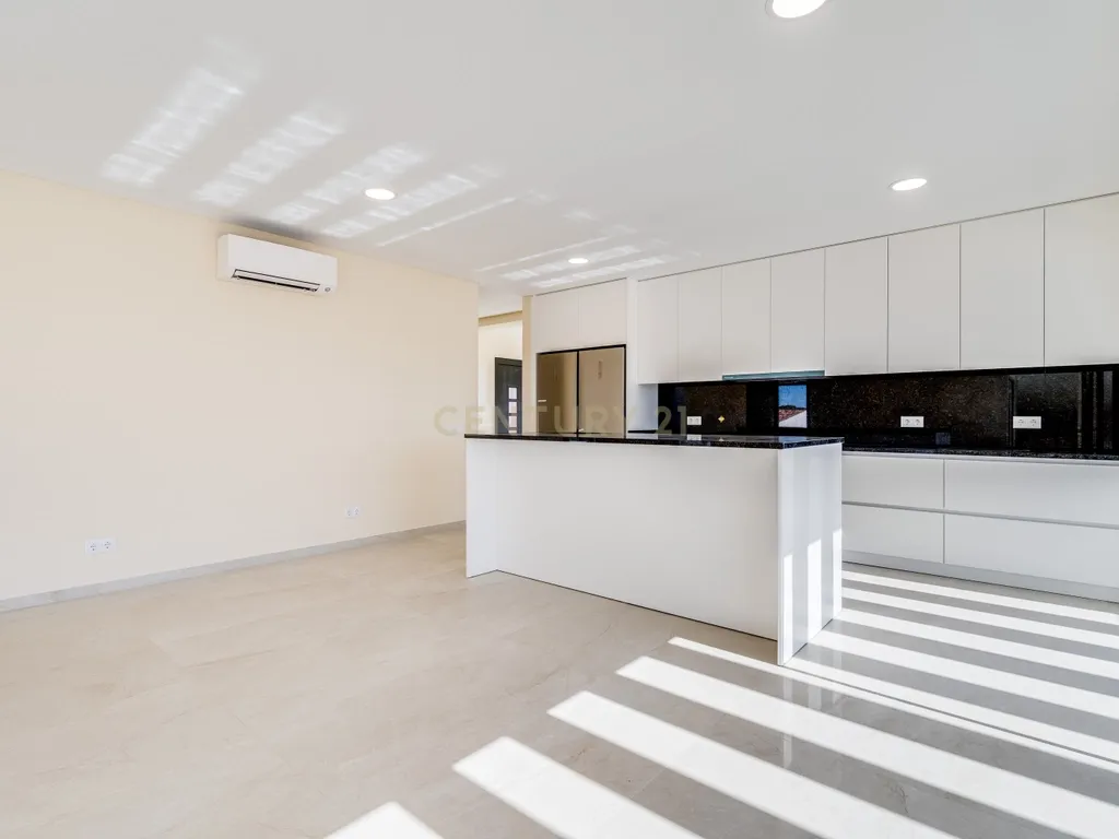 Moradia T4+1 de construção nova com piscina infinita | Caramujeira, Lagoa - Image 13