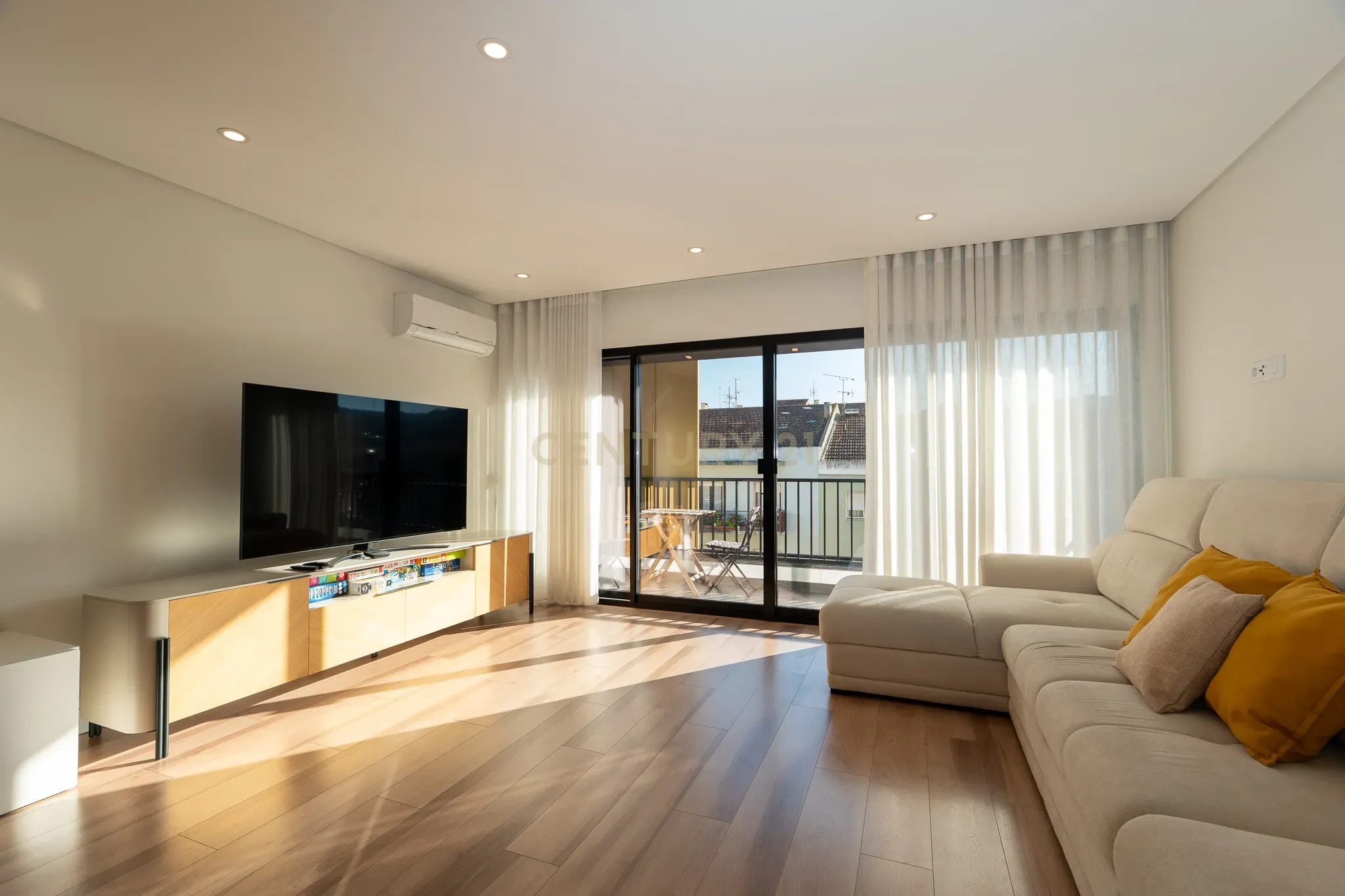 Apartamento T3+1 duplex, com terraço e estacionamento, no centro da cidade de Torres Vedras - Image 11