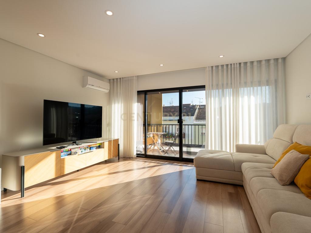 Apartamento T3+1 duplex, com terraço e estacionamento, no centro da cidade de Torres Vedras - Image 11