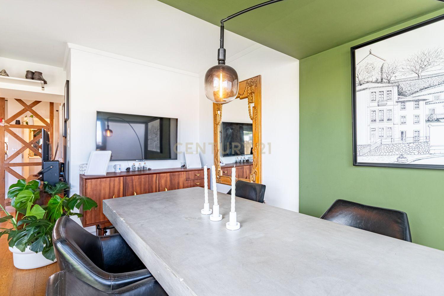 Fotografia 5 de T3+1 Remodelado com Terraço | Último Piso | Centro de Queluz