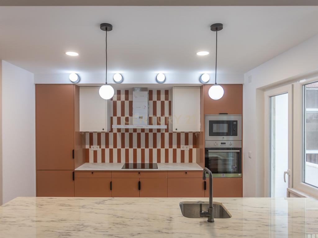 T3 transformado em T2 Remodelado com Elegância no Coração de Montalvão, Setúbal - Image 3